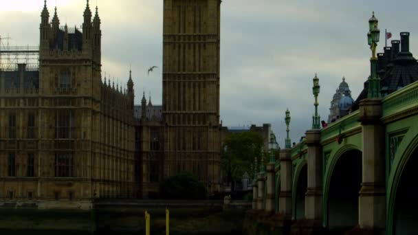 摄像机从泰晤士河表面缓慢地移动到伦敦大本钟楼的顶部 拍摄于泰晤士河的另一边 威斯敏斯特桥旁 — 图库视频影像