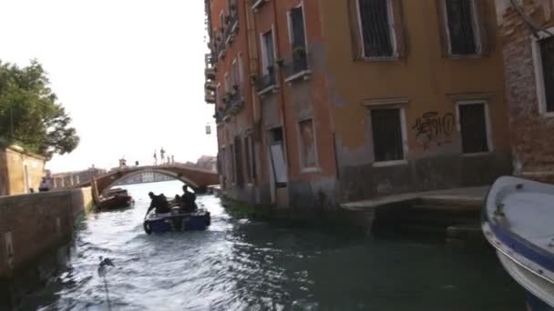 Venedig Italien Circa Maj 2012 Bred Skjuten Kanal Och Båt — Stockvideo