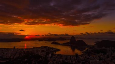 Rio de Janeiro ve Sugarloaf Moutain bakan gündoğumu zaman atlamalı.