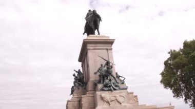 Bir kadeh Roma İtalya at üstünde bir adam heykeli.