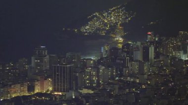 Gece atış Brezilya'da Rio de Janeiro Skyline kaydırma