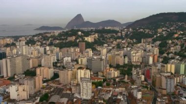 Atlas Okyanusu ve Rio de Janeiro'nun aeial görünümü. Kentsel highrises değişen renkleri klipte belirgin especialley vardır.