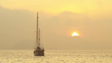 Denizde yüzen bir tekne çekim yakın: Rio de Janeiro, Brezilya. Bu video günbatımı sırasında vuruldu.