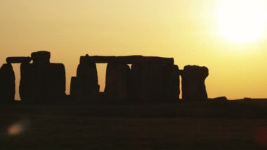 Stonehenge İngiltere'de geniş atış pan gün batımında