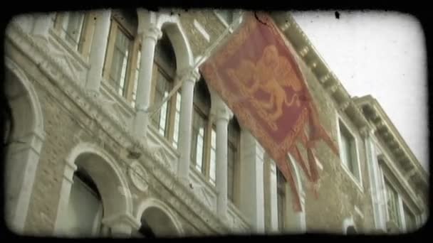 Plan Moyen Bâtiment Italien Avec Des Fenêtres Piliers Drapeau Rouge — Video