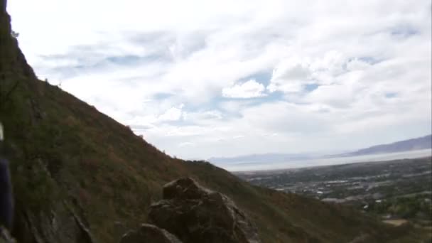 Shot Pair Mountain Climbers Jumping Camera — Stok Video