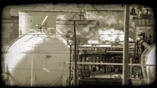 Заблокирован Снимок Кувейтского Нефтеперерабатывающего Завода Автомобилями Проходящими Заднем Плане Винтажный — стоковое видео