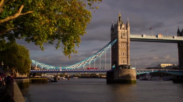 Vista Panorámica Nubes Oscuras Detrás Tower Bridge Río Támesis Londres — Vídeos de Stock