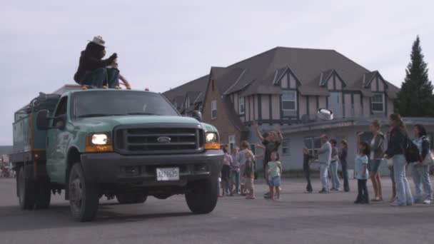 Park Yellowstone Circa 2010 Szeroko Strzał Ciężarówki Smokey Niedźwiedź Górę — Wideo stockowe