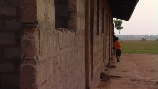Αφρική Κένυα Circa Αυγούστου 2010 Μέσο Πυροβόλησε Του Σχολικού Κτιρίου — Αρχείο Βίντεο