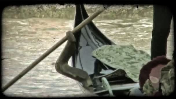 Aufnahme Einer Gondel Die Sich Durch Das Wasser Venedig Bewegt — Stockvideo