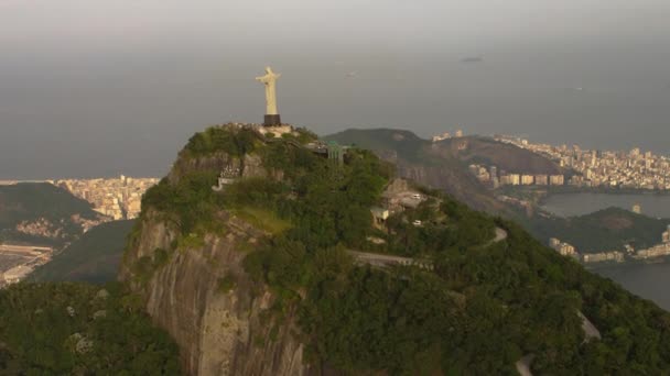 在里约热内卢 2013 拉各斯 Rodrigo 德弗雷塔 力拓和基督山从空中的角度 小道到基督救世主雕像 这座山和阴暗的天空岩石面对镜头也可以捕获 — 图库视频影像