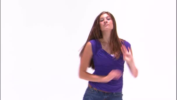 拍摄的姑娘跳舞 穿着一件紫色的衬衫和牛仔裤 — 图库视频影像