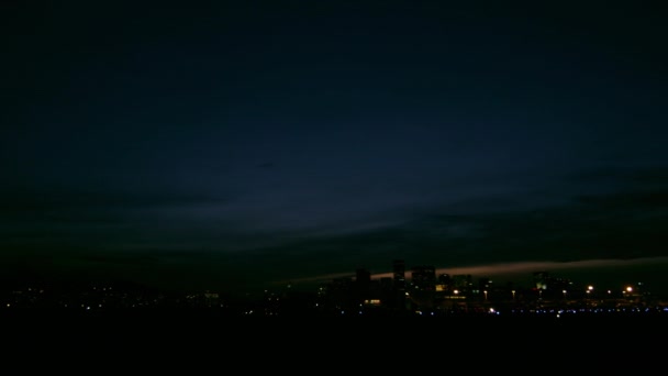 夜のリオデジャネイロの街の左から右に撮影した追跡 クリップの途中で 飛行機はクリップが撮影されている空港に着陸します — ストック動画