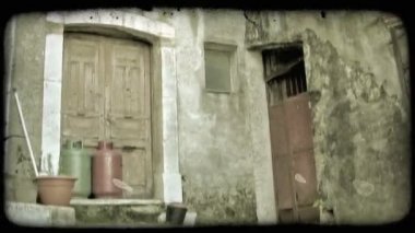 Atış bazı İtalya şehir kalıntıları yandı. Vintage stilize video klip.