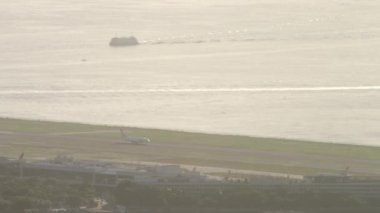 Küçük bir uçağı bir pist Santos Dumont Havaalanı Rio de Janeiro, Brezilya'dan kalkıyor statik görüntüleri.