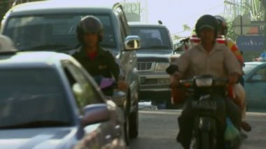 Bali, Endonezya - 2013 yaklaşık: Orta geniş şehir trafiği vurdu