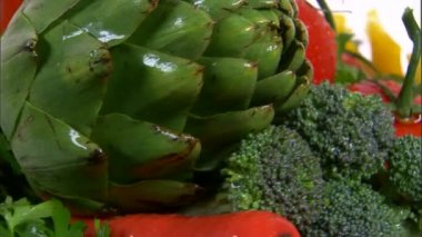 Orta fotoğrafını beyaz ekranda dönen sebze çeşitleri.