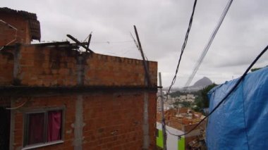 Yavaş çekim, Rio de Janeiro yüksek hızlı kamera ile çekilen bir favela içinde binaların kaydırma.