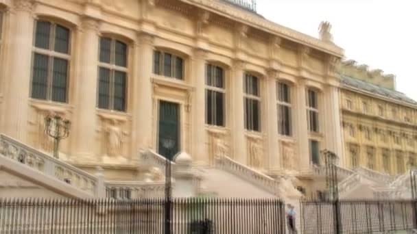 Schwenk Nach Oben Und Links Eines Pariser Gebäudes — Stockvideo