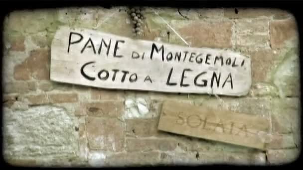 在意大利的墙上挂着的两个标志的镜头 复古风格化视频剪辑 — 图库视频影像