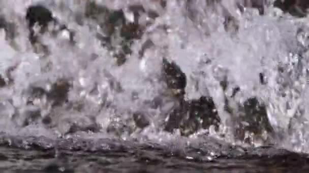 폭포의 아래쪽에 바위에 화이트 워터의 슬로우 — 비디오