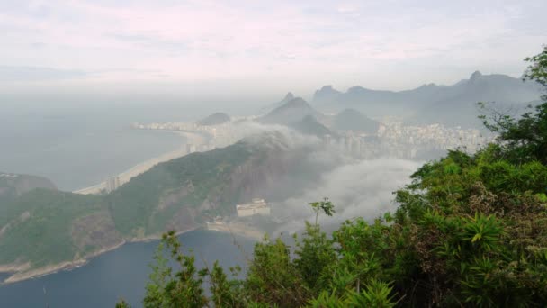 ブラジル ジャネイロの山から霧の海岸線のショット — ストック動画