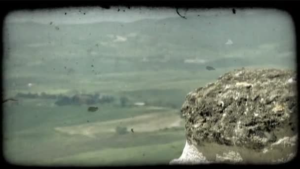 バック グラウンドでイタリアの広い風景の興味深い岩のショットを閉じる ビンテージの様式化されたビデオ クリップ — ストック動画