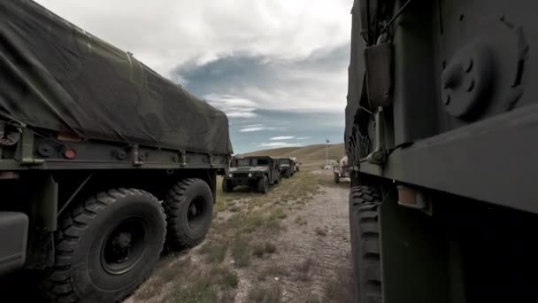 Čas Času Střílí Mezi Dvěma Vojenskými Konvoji Tréninku Zvláštními Jednotkami — Stock video