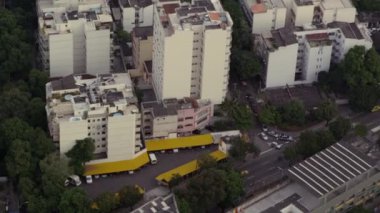 Yavaş hareket kentsel Rio de Janeiro, Brezilya Hava görüntüleri. Hareketli bir helikopterden filme.