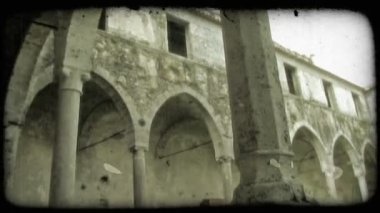 İtalya'da bir avlu çevreleyen bir binanın shot. Vintage stilize video klip.