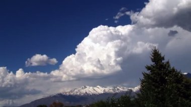Gökyüzü ve bulutlar dağ Utah üzerinden hızlandırılmış bir kadeh. Bazı ağaçlar çekim görülebilir.