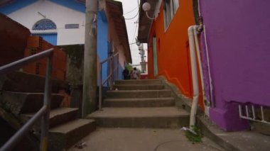 Rio De Janeiro, Brezilya - 23 Haziran 2013: Yavaş dolly bir favela Rio de Janeiro, Brezilya için toplumda bir kadeh. Kameramanların merdivenlerden yükselir gibi birkaç çocuk ve erkekler video görülen.