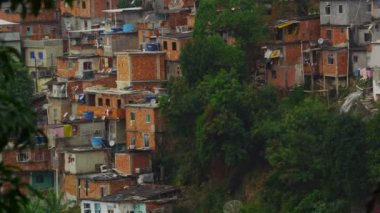 Rio de Janeiro, Brezilya'da bir favela tilting atış. Kamera aşağıdan yukarıya doğru hareket eder. Bu gündüz çekilmiş..