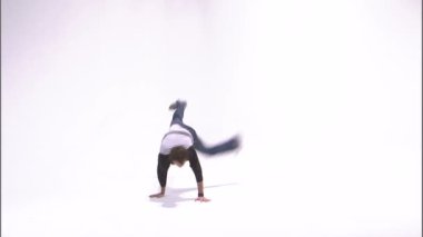 Break dansçı airflare beyaz bir arka plan üzerinde bir tür yapıyor.