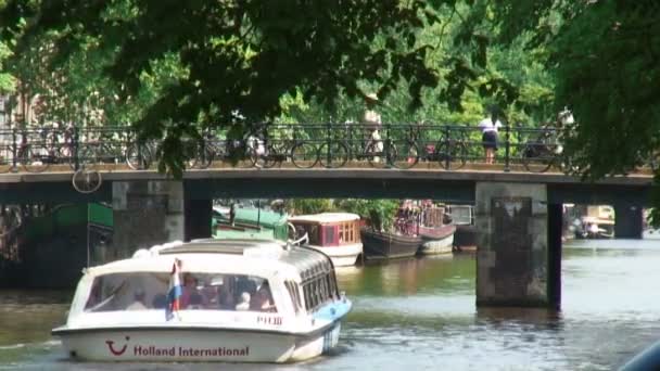 Амстердам Circa 2013 Пором Відбувається Під Мостом Каналу Амстердамі Нідерланди — стокове відео