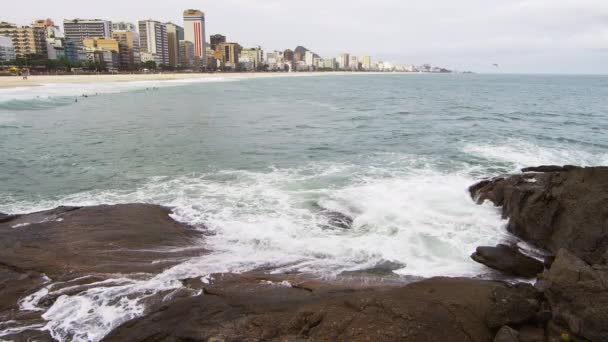 Schot Van Bruine Rotsen Met Golven Rotsen Strand Copacabana Stadsgezicht — Stockvideo