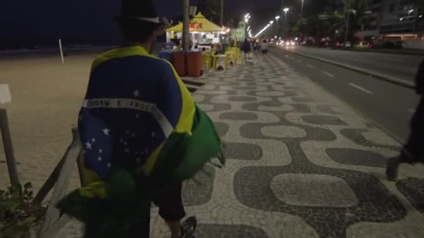 Rio Janeiro Červen 2013 Střelil Muž Kloboukem Zabalené Brazilské Vlajky — Stock video