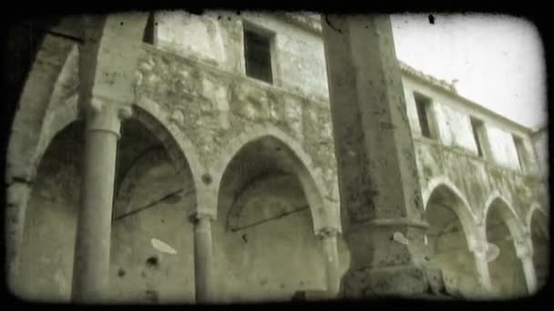 Shot Van Een Gebouw Rondom Een Binnenplaats Italië Vintage Gestileerde — Stockvideo