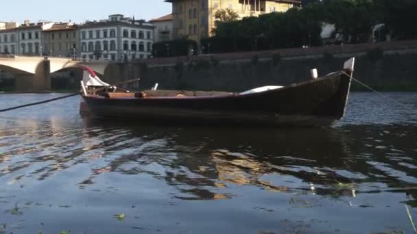 Weitwinkelaufnahme Eines Kleinen Bootes Das Einer Ruhigen Bucht Anlegt — Stockvideo