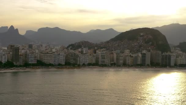Lotnicze Ujęcie Wybrzeża Rio Janiero Pasmo Górskie Można Zobaczyć Tle — Wideo stockowe