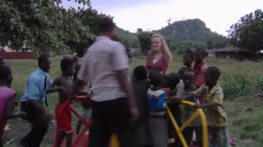 Çocuklar üstünde neşeli gitmek Afrika'da yuvarlak oyun orta çekim