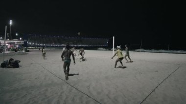 Rio de janeiro, Brezilya - 22 Haziran 2013: CopacabanaPlajı gece kumsalda voleybol oyuncular.