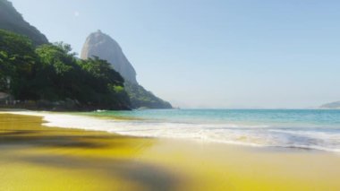 Rio Red Beach altın kumları üzerinde yıkama nazik dalgaların Statik çekim.