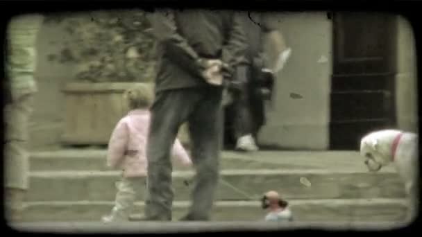 Ein Kleines Mädchen Spielt Mit Einem Kleinen Spielzeug Während Ein — Stockvideo