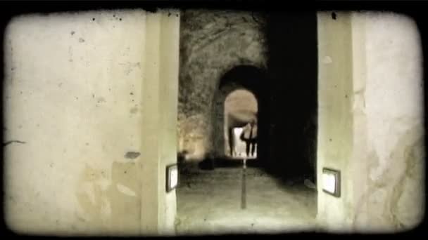 Людина Прогулянки Темного Тунелю Урожай Стилізовані Відеокліпу — стокове відео