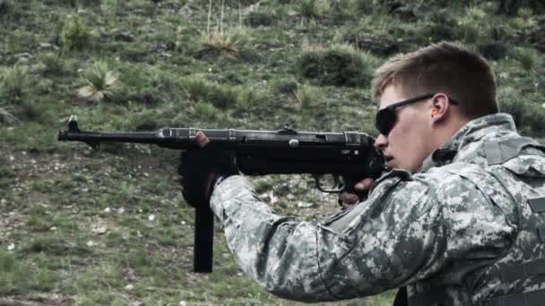 Voják Střílí Kulomety Poněkud Pomalém Pohybu Vypadá Pistole Mp40 Zvláštní — Stock video