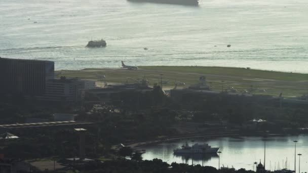 Imágenes Estáticas Pequeño Avión Una Pista Aterrizaje Del Aeropuerto Santos — Vídeo de stock