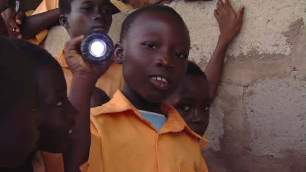 Afrika Kenia August 2010 Nahaufnahme Eines Jungen Der Eine Taschenlampe — Stockvideo