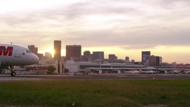 日没で撮影 リオデジャネイロ ブラジルのジャカレパグア空港を出る飛行機のリオ ジャネイロ ブラジル 2013 レンズ フレア ショット — ストック動画